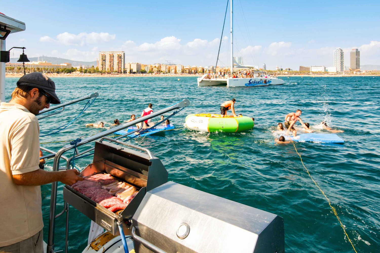 Barcellona: crociera party in catamarano con barbecue
