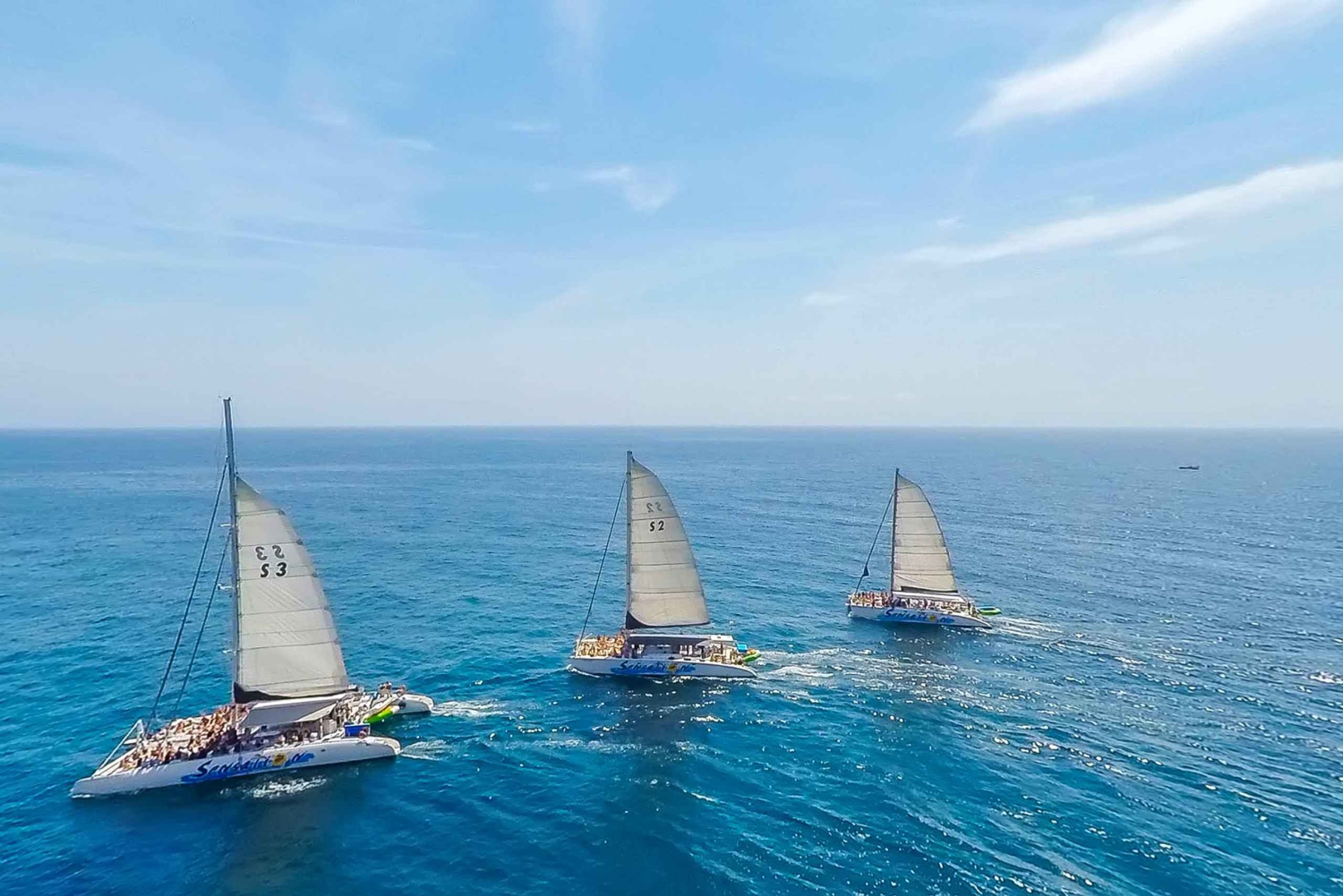 Barcellona: crociera party in catamarano con barbecue