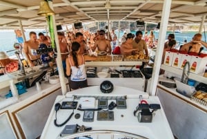 Barcellona: crociera party in catamarano con barbecue