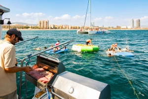 Barcellona: crociera party in catamarano con barbecue