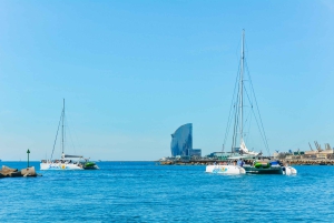 Barcellona: crociera party in catamarano con barbecue