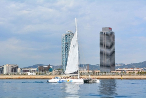 Barcellona: crociera party in catamarano con barbecue