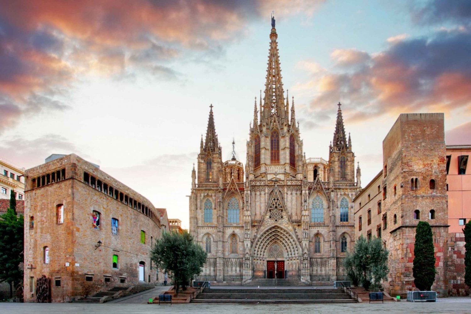 Barcelona Cathedral: Ticket, Guided Tour and VR Experience