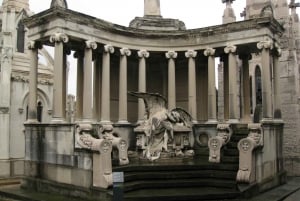 Barcelona: Cemetery Tour - Gothic Graves & Local History