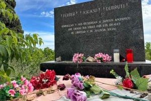 Barcelona: Cemetery Tour - Gothic Graves & Local History