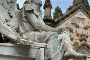 Barcelona: Cemetery Tour - Gothic Graves & Local History