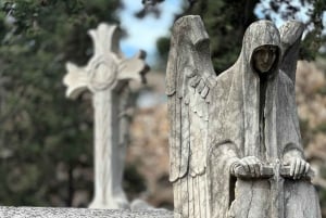 Barcelona: Cemetery Tour - Gothic Graves & Local History