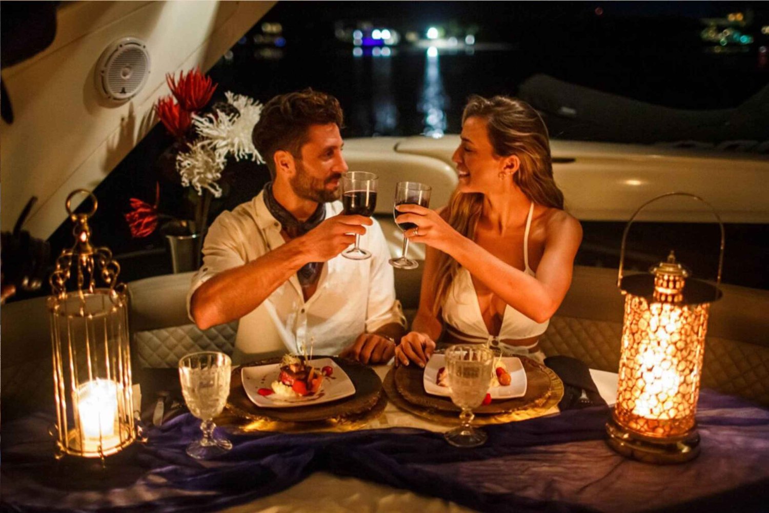 Barcelona: Cena Romántica i noc w camarote en velero