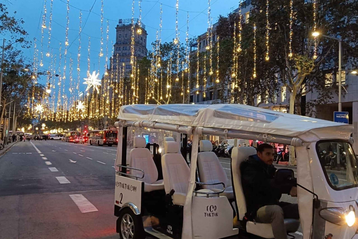 Barcelona: Tour privado de las luces de Navidad en Eco Tuk Tuk