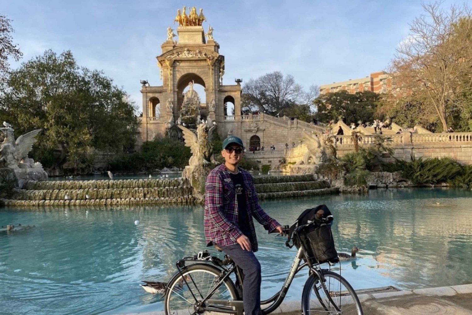 Barcellona: Tour privato della Sagrada Familia in e-bike o in scooter elettronico
