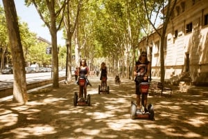 Barcelona: Wycieczka na segwayu z przewodnikiem City Highlights