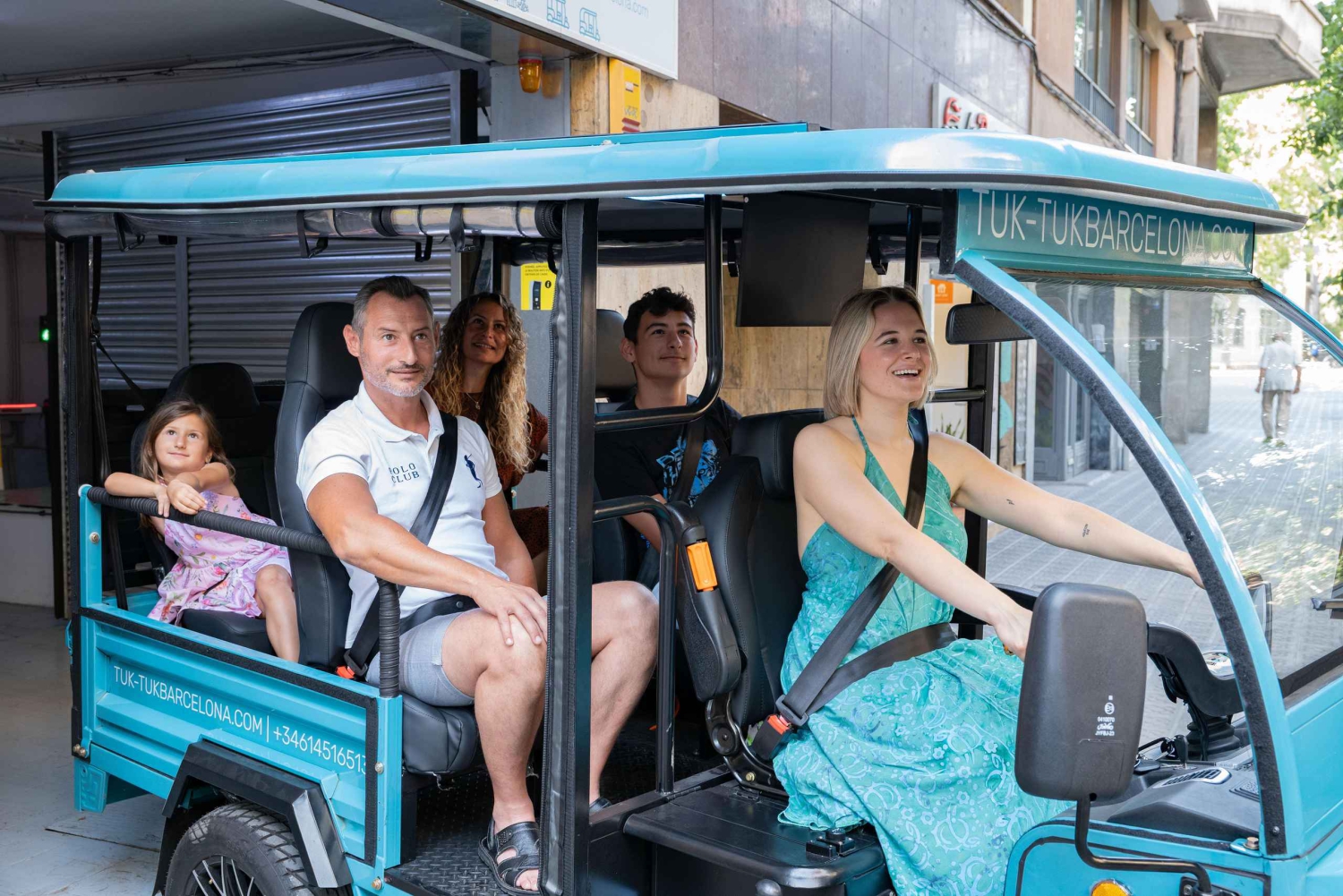 Barcelona: City Highlights Private Tuk-Tuk Tour