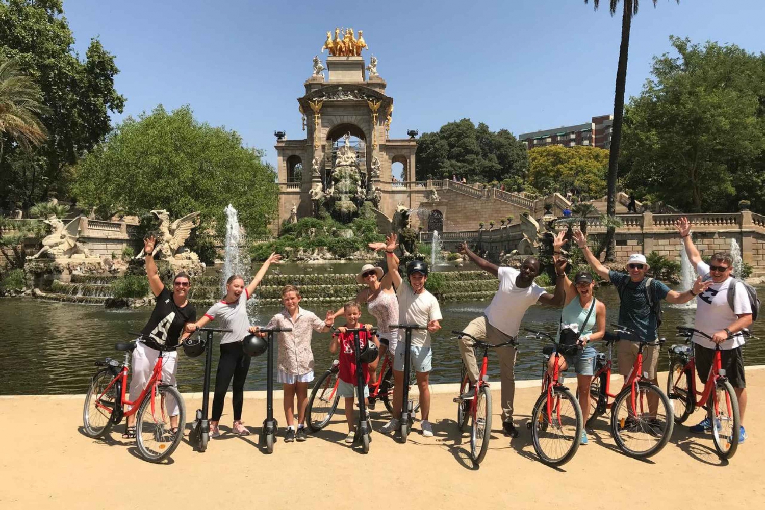 Barcelona: Stadsrondleiding met gids (fiets/fiets/of E-Step) door de stad