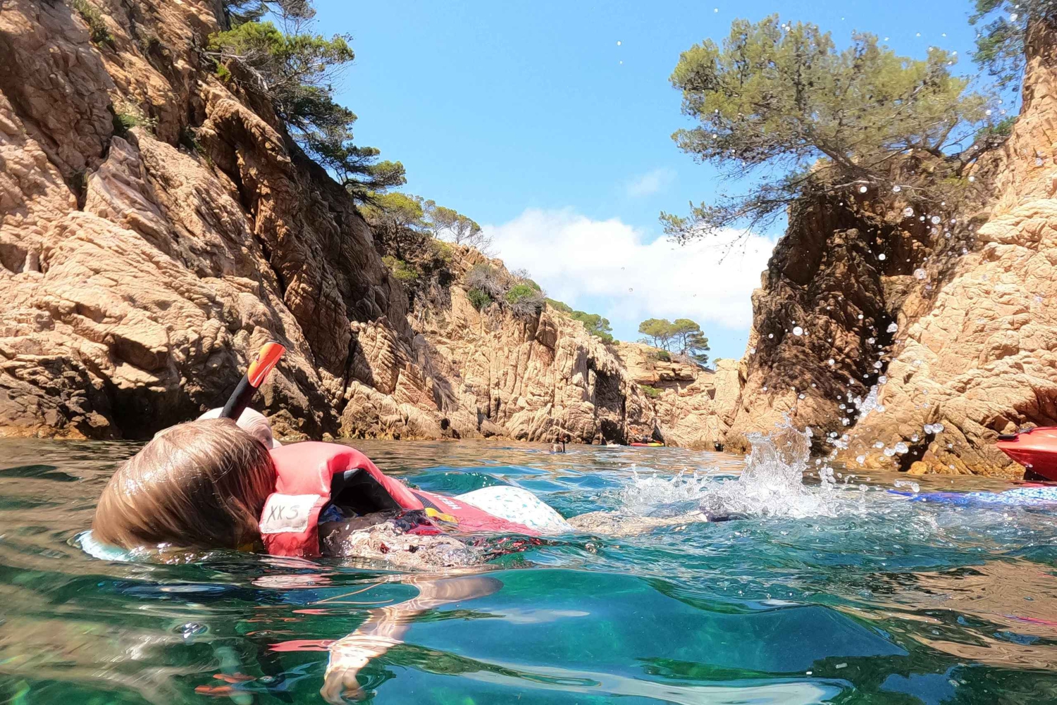 Barcelona: excursión en kayak y snorkel por la Costa Brava con almuerzo incluido.