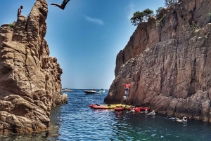 バルセロナ発：カヤック＆ラグーンシュノーケリング付きコスタ・ブラバツアー