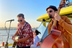 Barcellona: crociera diurna o al tramonto in catamarano con musica dal vivo