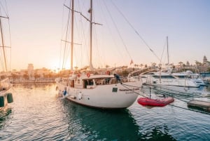 Barcelona: Day or Sunset Sailing Trip with Drink Included