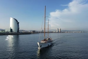 Barcelona: Day or Sunset Sailing Trip with Drinks