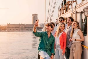 Barcelona: Day or Sunset Sailing Trip with Drink Included