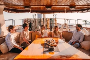 Barcellona: Escursione in barca a vela di un giorno o al tramonto con bevanda inclusa
