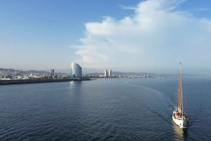 Barcellona: Escursione in barca a vela di un giorno o al tramonto con bevanda inclusa