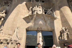 Barcelona: Day Tour with Sagrada Familia and Park Güell
