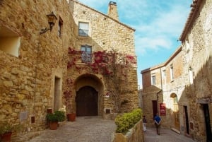 Barcelona: Girona Private Day Trip with Local Guide