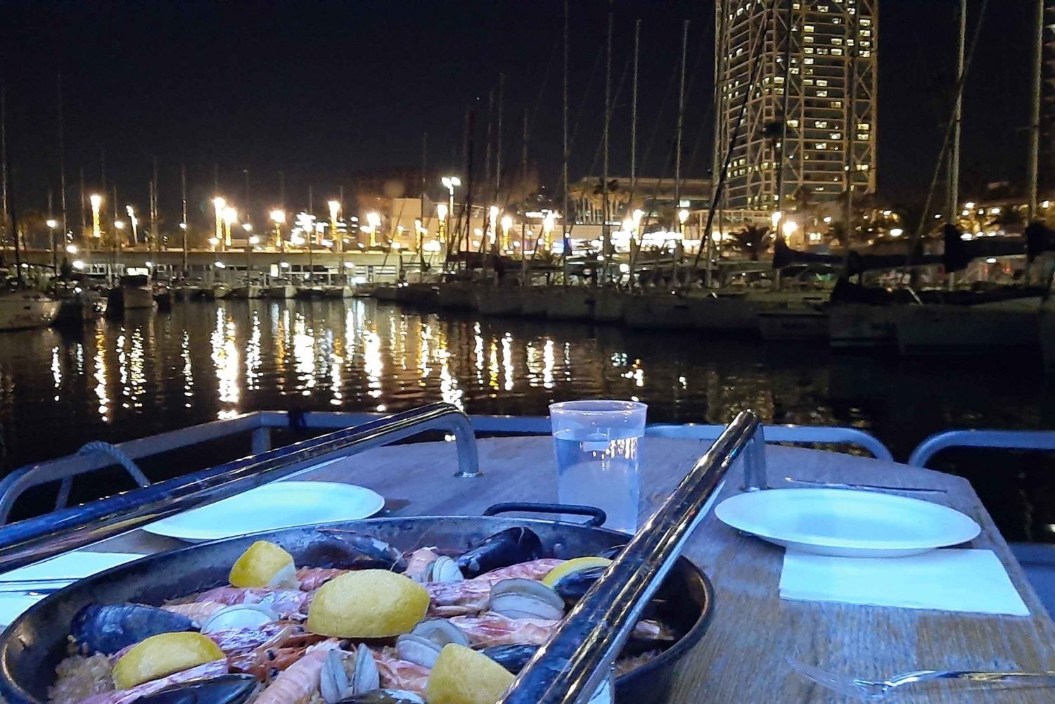 Barcelona: Crucero privado nocturno con cena y bebidas