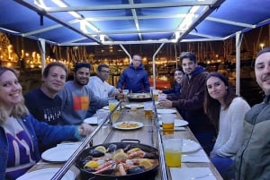 Barcellona: crociera serale privata con cena e bevande