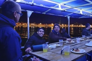 Barcelona: Yksityinen iltaristeily illallisella ja juomilla.
