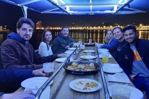 Barcelona: Private Evening Cruise with Dinner and Drinks
