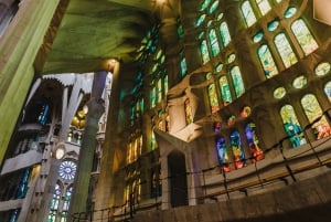 Барселона: Откройте для себя Гауди, Саграда Фамилия и Парк Гуэля.