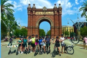 Barcelona: Private E-Bikes Tour / Electric Scooter