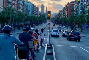 Barcelona: Prywatna wycieczka rowerem elektrycznym / skuterem elektrycznym