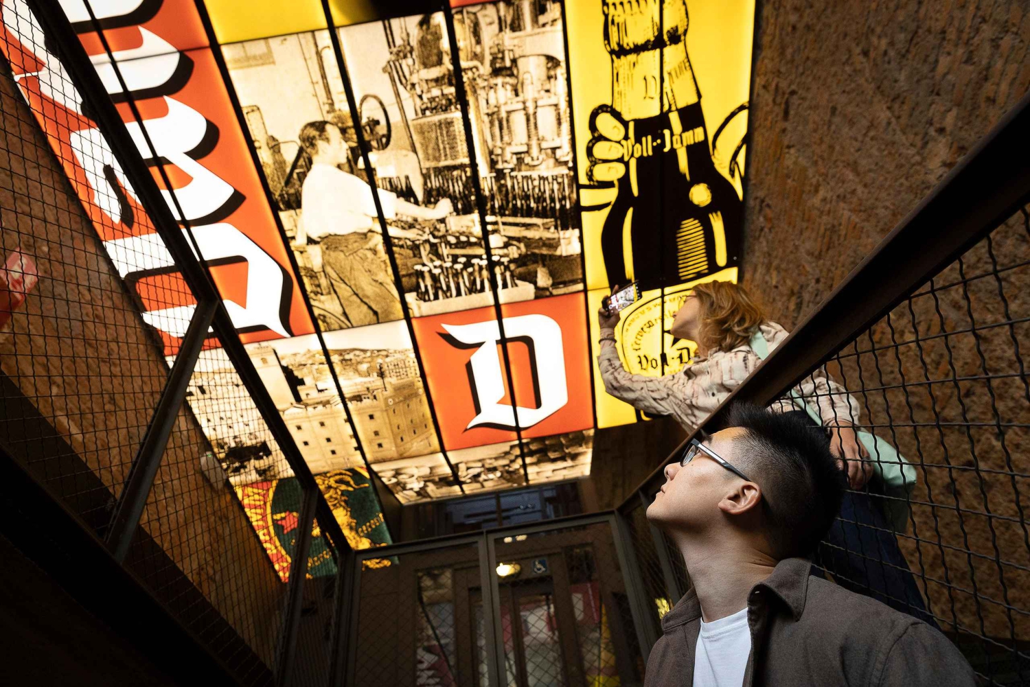 Barcelona: Visita à antiga fábrica de cerveja Estrella Damm com degustação