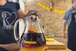 Aula de culinária noturna em Barcelona: 5 pratos, 3 paellas e cava