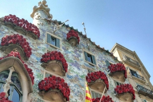 Barcelona: Evening Walking Tour in the Gaudi Area with Tapas