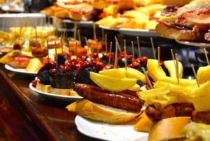 Barcelone : Visite pied à pied en soirée dans le quartier de Gaudi avec Tapas