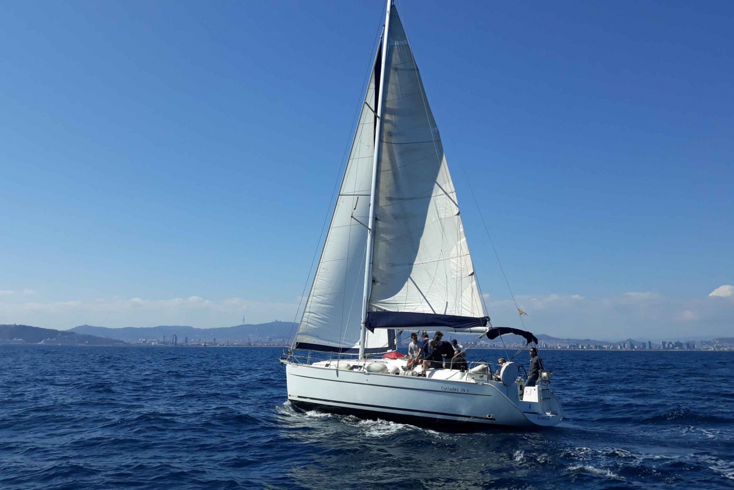Barcelona: Passeio privativo em um barco a vela exclusivo