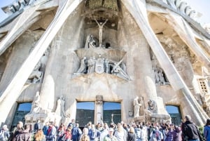 Barcelona: Snabbspår Sagrada Familia och torn guidad tur