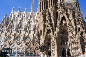 Barcelona: Fast-Track Sagrada Familia and Towers Guided Tour