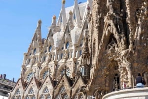 Barcelona: Fast-Track Sagrada Familia and Towers Guided Tour