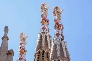 Barcelona: Fast-Track Sagrada Familia and Towers Guided Tour