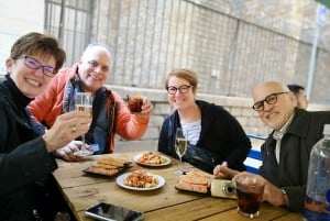 Barcellona: tour gastronomico a piedi con i biglietti per la Sagrada Familia