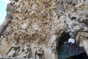 Barcelona: wycieczka piesza dla smakoszy z biletami do Sagrada Familia