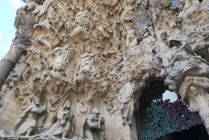 Barcelona: Foodie Walking Tour Sagrada Familia -lipuilla