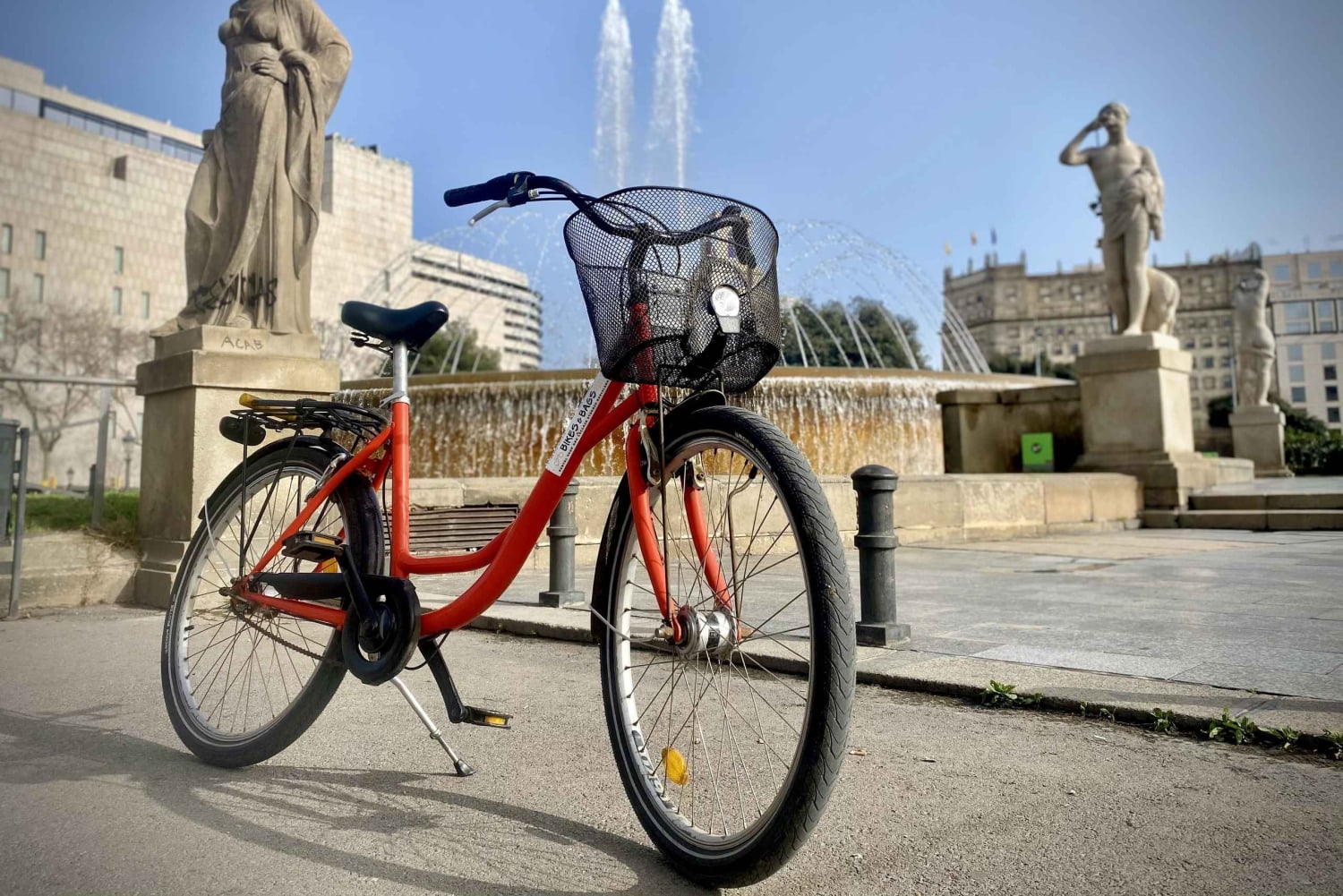 Barcellona: noleggio di biciclette/e-bike per l'intera giornata con casco e lucchetto