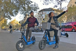 Barcelona: Gaudí eScooter Tour