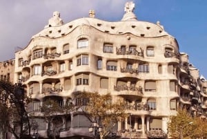 Barcelona: Gaudí Highlights Tour with Sagrada Familia Visit