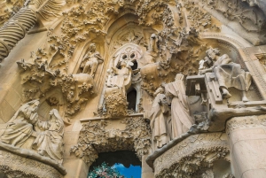 Barcelona: Gaudi Private City Tour with Sagrada Familia